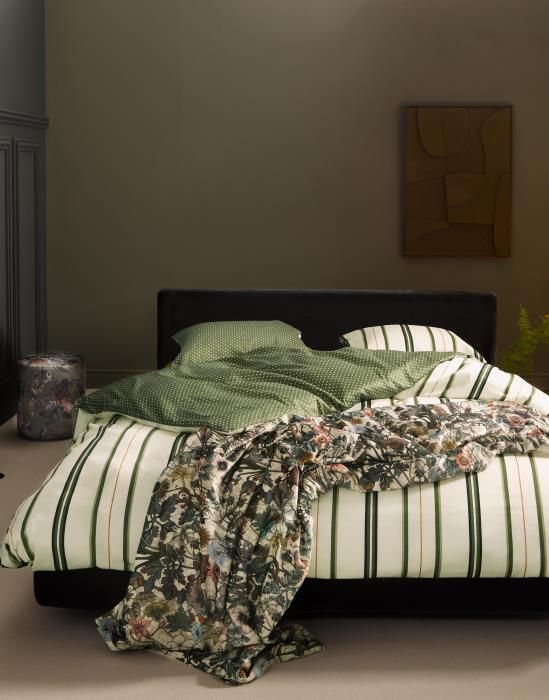 Meryl store platform bed